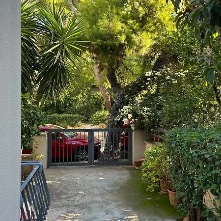 Appartement Small Gem Athens, Next To Metro Nomismatokopeio Athene